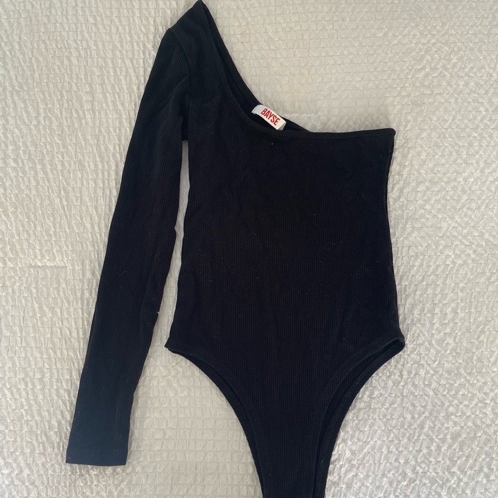 BAYSE: ONE SHOULDER BODYSUIT